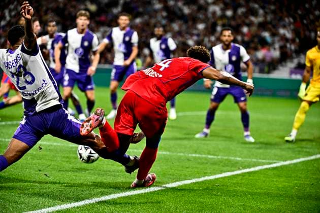 FOOTBALL : Toulouse vs PSG - 3eme Journee de Ligue 1 McDonald S - Toulouse - 30 08 2025 Action et faute du panalty sur Desire Doue (psg) Toulouse  Copyright: xThierryxBretonx
