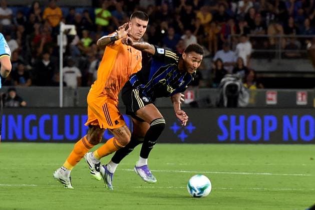 CALCIO - Serie A - Pisa SC vs AS Roma Henrik Wendel Meister (Pisa) thwarted by Gianluca Mancini (Roma) during Pisa SC vs AS Roma, Italian soccer Serie A match in Pisa, Italy, August 30 2025 Pisa Italy  Copyright: xIPAxSport ABACAx