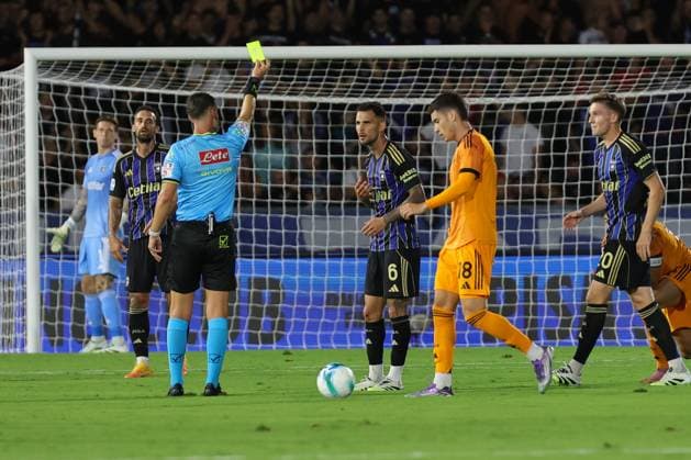Pisa S.C. v AS Roma - Campionato Serie A TIM Referee Giuseppe Collu shows Yellow to Marius Marin of Pisa S.C. during the Italian Serie A football match between Pisa S.C. and AS Roma ,on August 30,2025 at the Arena Garibaldi-Romeo Anconetani stadium in Pisa. Pisa PI Italy  Copyright: xAndreaxMartinix originalFilename:martini-pisascva250830_npsU6.jpg