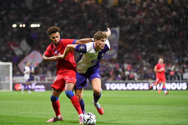 Toulouse FC v Paris Saint-Germain - Ligue 1 McDonald s 2025 2026 04 Charlie CRESSWELL (tfc) - 14 Desire DOUE (psg) during the Ligue 1 McDonald s match between Toulouse and Paris at Stadium de Toulouse on August 30, 2025 in Toulouse, France. Toulouse France  Copyright: xFEPx 776348117
