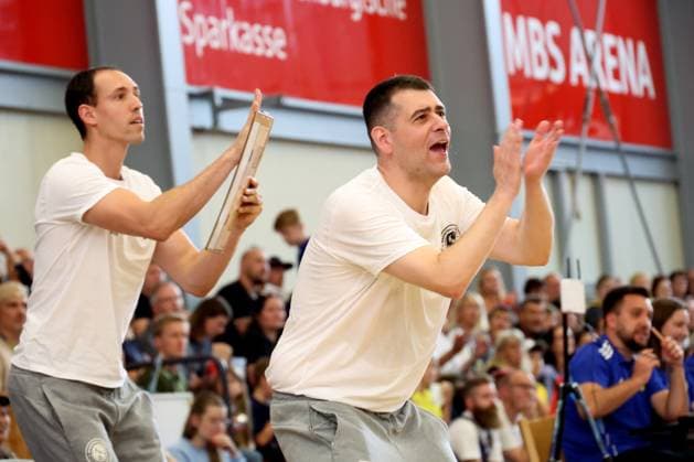 DEU, Testspiel, ALBA vs. Loewen Braunschweig, 30.08.2025, Oranienburger MBS-Arena, Oranienburg, DEU, Testspiel, ALBA vs. Loewen Braunschweig, im Bild Headcoach KOSTAS PAPAZOGLOU (Braunschweig)