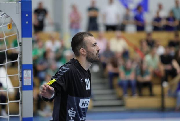 Deutschland - Kelkheim - Münster - 30.08.2025 Handball - Hessen - 3. Liga - Staffel Süd-West - Herren Saison 2025 2026 (2. Spieltag) TSG Münster (blau) - HG Saarlouis (grün) v.l. Torwart Michel Sebastian Fiedler (HG Saarlouis - 20) TSG Münster - HG Saarlouis