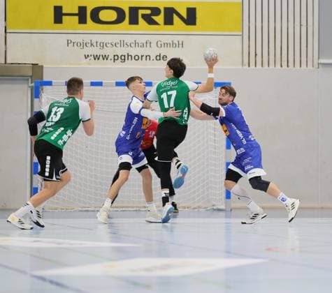 Deutschland - Kelkheim - Münster - 30.08.2025 Handball - Hessen - 3. Liga - Staffel Süd-West - Herren Saison 2025 2026 (2. Spieltag) TSG Münster (blau) - HG Saarlouis (grün) v.l. Dominik Winzer Manso (TSG Münster - 3), Silas Geis (HG Saarlouis - 17), Matic Grusovnik (TSG Münster - 10) TSG Münster - HG Saarlouis