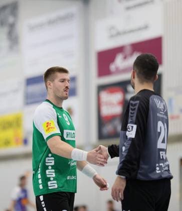 Deutschland - Kelkheim - Münster - 30.08.2025 Handball - Hessen - 3. Liga - Staffel Süd-West - Herren Saison 2025 2026 (2. Spieltag) TSG Münster (blau) - HG Saarlouis (grün) v.l. Philipp Kockler (HG Saarlouis - 9), Torwart Michel Sebastian Fiedler (HG Saarlouis - 20) TSG Münster - HG Saarlouis