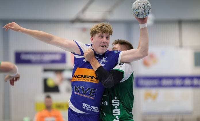 Deutschland - Kelkheim - Münster - 30.08.2025 Handball - Hessen - 3. Liga - Staffel Süd-West - Herren Saison 2025 2026 (2. Spieltag) TSG Münster (blau) - HG Saarlouis (grün) v.l. Jakob Gollan (TSG Münster - 66), Sven Eberlein (HG Saarlouis - 13) TSG Münster - HG Saarlouis