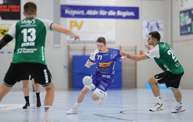Deutschland - Kelkheim - Münster - 30.08.2025 Handball - Hessen - 3. Liga - Staffel Süd-West - Herren Saison 2025 2026 (2. Spieltag) TSG Münster (blau) - HG Saarlouis (grün) v.l. Lars Zelser (TSG Münster - 77), Muhamet Durmishi (HG Saarlouis - 24) TSG Münster - HG Saarlouis