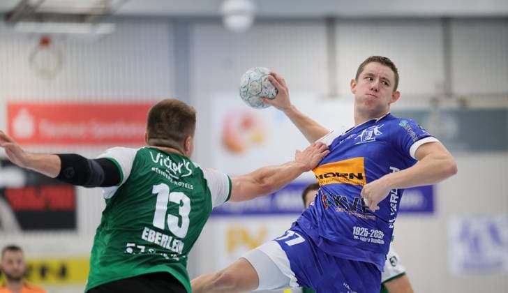 Deutschland - Kelkheim - Münster - 30.08.2025 Handball - Hessen - 3. Liga - Staffel Süd-West - Herren Saison 2025 2026 (2. Spieltag) TSG Münster (blau) - HG Saarlouis (grün) v.l. Sven Eberlein (HG Saarlouis - 13), Lars Zelser (TSG Münster - 77) TSG Münster - HG Saarlouis