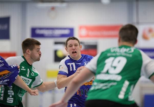 Deutschland - Kelkheim - Münster - 30.08.2025 Handball - Hessen - 3. Liga - Staffel Süd-West - Herren Saison 2025 2026 (2. Spieltag) TSG Münster (blau) - HG Saarlouis (grün) v.l. Philipp Kockler (HG Saarlouis - 9), Lars Zelser (TSG Münster - 77), Lars Weißgerber (HG Saarlouis - 19) TSG Münster - HG Saarlouis