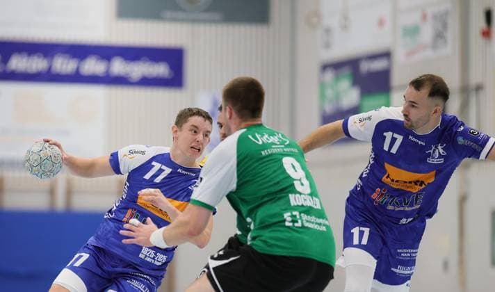 Deutschland - Kelkheim - Münster - 30.08.2025 Handball - Hessen - 3. Liga - Staffel Süd-West - Herren Saison 2025 2026 (2. Spieltag) TSG Münster (blau) - HG Saarlouis (grün) v.l. Lars Zelser (TSG Münster - 77), Philipp Kockler (HG Saarlouis - 9), Kenneth Fuhrig (TSG Münster - 17) TSG Münster - HG Saarlouis