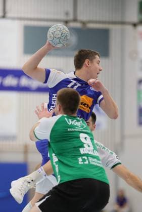 Deutschland - Kelkheim - Münster - 30.08.2025 Handball - Hessen - 3. Liga - Staffel Süd-West - Herren Saison 2025 2026 (2. Spieltag) TSG Münster (blau) - HG Saarlouis (grün) v.l. Philipp Kockler (HG Saarlouis - 9), Lars Zelser (TSG Münster - 77) TSG Münster - HG Saarlouis