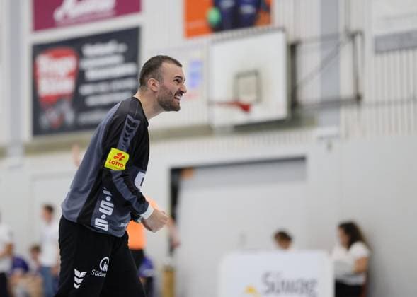 Deutschland - Kelkheim - Münster - 30.08.2025 Handball - Hessen - 3. Liga - Staffel Süd-West - Herren Saison 2025 2026 (2. Spieltag) TSG Münster (blau) - HG Saarlouis (grün) v.l. Torwart Michel Sebastian Fiedler (HG Saarlouis - 20) TSG Münster - HG Saarlouis