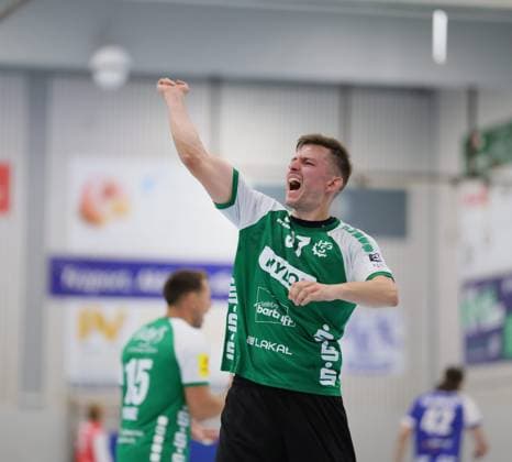 Deutschland - Kelkheim - Münster - 30.08.2025 Handball - Hessen - 3. Liga - Staffel Süd-West - Herren Saison 2025 2026 (2. Spieltag) TSG Münster (blau) - HG Saarlouis (grün) v.l. Tom Paetow (HG Saarlouis - 37) TSG Münster - HG Saarlouis