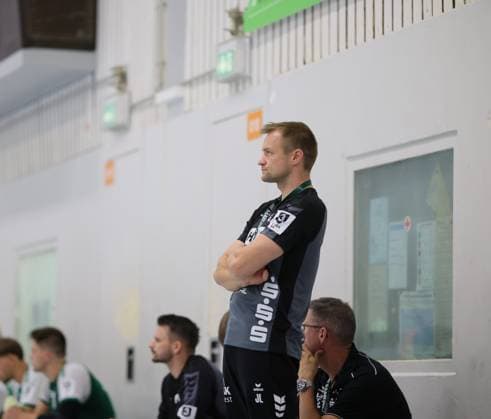 Deutschland - Kelkheim - Münster - 30.08.2025 Handball - Hessen - 3. Liga - Staffel Süd-West - Herren Saison 2025 2026 (2. Spieltag) TSG Münster (blau) - HG Saarlouis (grün) v.l. Trainer Jörg Lützelberger (HG Saarlouis - OB) TSG Münster - HG Saarlouis