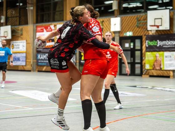 Nina Fischer (TG Nuertingen, 04) im Zweikampf mit Melanie Grawe (1. FSV Mainz 05, 28), TG Nuertingen vs. 1. FSV Mainz 05, Handball, 2. Bundesliga, Spielzeit 2025 2026, 30.08.2025 TG Nuertingen vs. 1. FSV Mainz 05, Handball, 2. Bundesliga, Spielzeit 2025 2026, 30.08.2025 Nuertingen Copyright: xMichaelxSchmidt Eibner-Pressefotx EP_MST