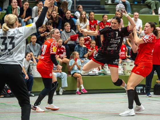 Lisa Wieder (TG Nuertingen, 07) setzt dich gegen Melanie Grawe (1. FSV Mainz 05, 28) durch, TG Nuertingen vs. 1. FSV Mainz 05, Handball, 2. Bundesliga, Spielzeit 2025 2026, 30.08.2025 TG Nuertingen vs. 1. FSV Mainz 05, Handball, 2. Bundesliga, Spielzeit 2025 2026, 30.08.2025 Nuertingen Copyright: xMichaelxSchmidt Eibner-Pressefotx EP_MST