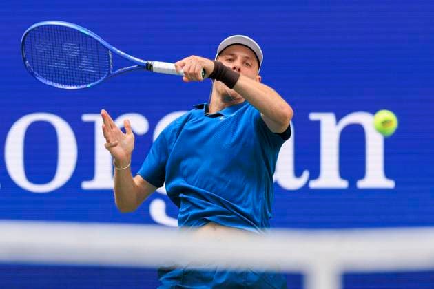 August 30, 2025, Flushing Meadows, New York, USA: Denis Shapovalov hits a forehand return during a match against Jannik Sinner on Day 7 of the 2025 US Open at USTA Billie Jean King National Tennis Center on Saturday August 30, 2025 in the Flushing neighborhood of the Queens borough of New York City. JAVIER ROJAS PI Flushing Meadows USA - ZUMAp124 20250830_zaa_p124_065 Copyright: xJavierxRojasx
