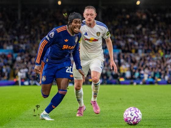 Leeds United v Newcastle United Premier League Anthony Elanga of Newcaslte United and Sean Longstaff of Leeds United during the Premier League match at Elland Road, Leeds UK Newspapers OUT Copyright: xKarlxVallantinex FIL-22159-0069