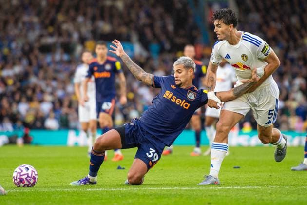 Leeds United v Newcastle United Premier League Bruno Guimaraes and Pascal Struijk of Leeds United battles for the ball during the Premier League match at Elland Road, Leeds UK Newspapers OUT Copyright: xKarlxVallantinex FIL-22159-0081