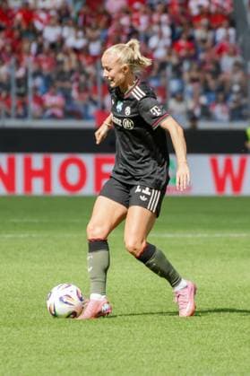 30.08.2025, xgrfx, Fussball DFB Supercup Frauen 2025, FC Bayern München - VfL Wolfsburg v.l. Lea Schüller (FC Bayern München) (DFL DFB REGULATIONS PROHIBIT ANY USE OF PHOTOGRAPHS as IMAGE SEQUENCES and or QUASI-VIDEO) Karlsruhe
