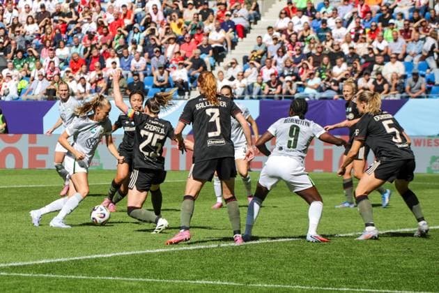 30.08.2025, xgrfx, Fussball DFB Supercup Frauen 2025, FC Bayern München - VfL Wolfsburg v.l. Vivien Endemann (VfL Wolfsburg), Sarah Zadrazil (FC Bayern München), Lineth Beerensteyn (VfL Wolfsburg), Magdalena Eriksson (FC Bayern München) (DFL DFB REGULATIONS PROHIBIT ANY USE OF PHOTOGRAPHS as IMAGE SEQUENCES and or QUASI-VIDEO) Karlsruhe