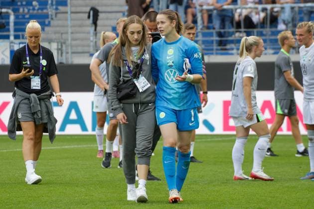 30.08.2025, xgrfx, Fussball DFB Supercup Frauen 2025, FC Bayern München - VfL Wolfsburg v.l. Sophia Kleinherne, Stina Johanes (VfL Wolfsburg) (DFL DFB REGULATIONS PROHIBIT ANY USE OF PHOTOGRAPHS as IMAGE SEQUENCES and or QUASI-VIDEO) Karlsruhe