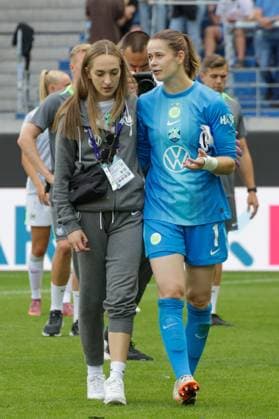 30.08.2025, xgrfx, Fussball DFB Supercup Frauen 2025, FC Bayern München - VfL Wolfsburg v.l. Sophia Kleinherne, Stina Johanes (VfL Wolfsburg) (DFL DFB REGULATIONS PROHIBIT ANY USE OF PHOTOGRAPHS as IMAGE SEQUENCES and or QUASI-VIDEO) Karlsruhe