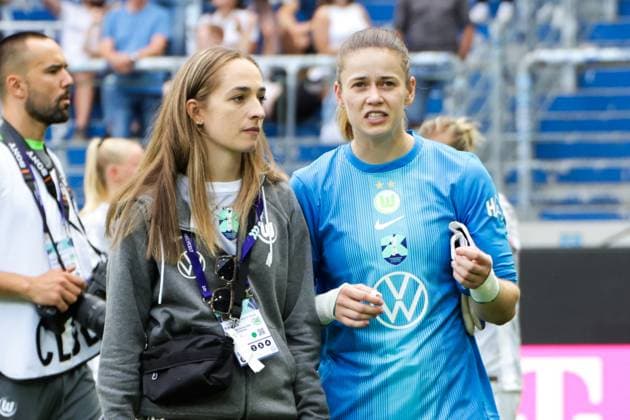 30.08.2025, xgrfx, Fussball DFB Supercup Frauen 2025, FC Bayern München - VfL Wolfsburg v.l. Sophia Kleinherne, Stina Johanes (VfL Wolfsburg) (DFL DFB REGULATIONS PROHIBIT ANY USE OF PHOTOGRAPHS as IMAGE SEQUENCES and or QUASI-VIDEO) Karlsruhe