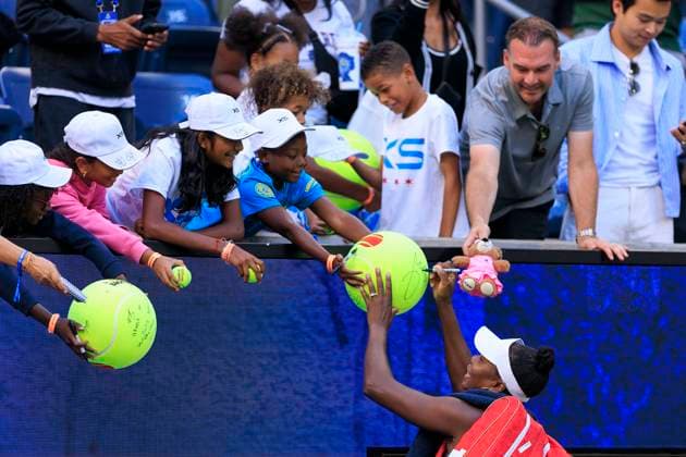 August 30, 2025, Flushing Meadows, New York, USA: Leylah Fernandez Venus Williams sign autographs for fans after winning their match against Ulrikke Eikeri Eri Hozumi on Day 7 of the 2025 US Open at USTA Billie Jean King National Tennis Center on Saturday August 30, 2025 in the Flushing neighborhood of the Queens borough of New York City. JAVIER ROJAS PI Flushing Meadows USA - ZUMAp124 20250830_zaa_p124_114 Copyright: xJavierxRojasx