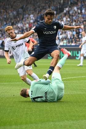 Torwart Johannes SCHENK (MS) gegen Kjell WAETJEN, W?tjen (BO) Aktion, Zweikampf, Fussball 2. Bundesliga, 4. Spieltag, matchday 4, VfL Bochum (BO) - SC Preussen Muenster (MS) am 30.08.2025, Vonovia Ruhrstadion Bochum Deutschland. DFL regulations prohibit any use of photographs as image sequences and or quasi-video Â