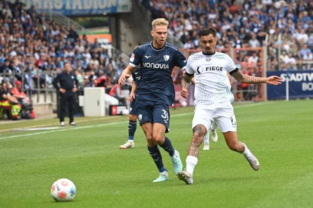Leandro MORGALLA (BO) gegen Oliver BATISTA MEIER (MS) Aktion, Zweikampf, Fussball 2. Bundesliga, 4. Spieltag, matchday 4, VfL Bochum (BO) - SC Preussen Muenster (MS) 1-2 am 30.08.2025, Vonovia Ruhrstadion Bochum Deutschland. DFL regulations prohibit any use of photographs as image sequences and or quasi-video Â