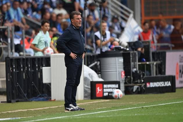 Trainer Dieter HECKING (BO) beobachtet das Spiel Fussball 2. Bundesliga, 4. Spieltag, matchday 4, VfL Bochum (BO) - SC Preussen Muenster (MS) 1-2 am 30.08.2025, Vonovia Ruhrstadion Bochum Deutschland. DFL regulations prohibit any use of photographs as image sequences and or quasi-video Â