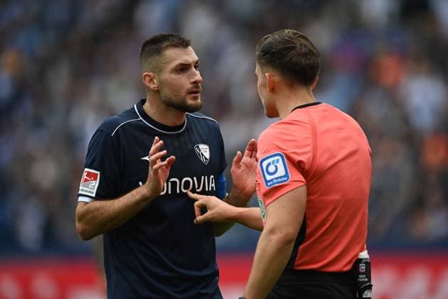 v.l. Matus BERO (BO) , Schiedsrichter Felix PRIGAN Fussball 2. Bundesliga, 4. Spieltag, matchday 4, VfL Bochum (BO) - SC Preussen Muenster (MS) 1-2 am 30.08.2025, Vonovia Ruhrstadion Bochum Deutschland. DFL regulations prohibit any use of photographs as image sequences and or quasi-video Â