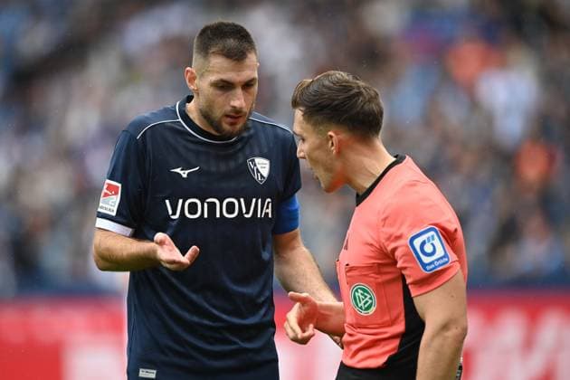 v.l. Matus BERO (BO) , Schiedsrichter Felix PRIGAN Fussball 2. Bundesliga, 4. Spieltag, matchday 4, VfL Bochum (BO) - SC Preussen Muenster (MS) 1-2 am 30.08.2025, Vonovia Ruhrstadion Bochum Deutschland. DFL regulations prohibit any use of photographs as image sequences and or quasi-video Â