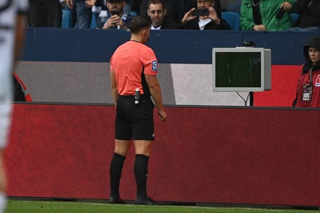 Schiedsrichter Felix PRIGAN schaut Videobeweis, Koelner Keller, VAR, Video Assistent Referee, Videoschiedsrichter, Fussball 2. Bundesliga, 4. Spieltag, matchday 4, VfL Bochum (BO) - SC Preussen Muenster (MS) 1-2 am 30.08.2025, Vonovia Ruhrstadion Bochum Deutschland. DFL regulations prohibit any use of photographs as image sequences and or quasi-video Â