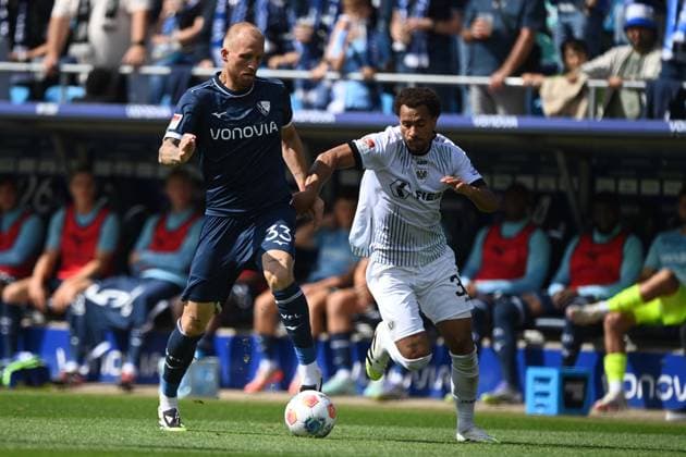 Philipp HOFMANN (BO) gegen Etienne AMENYIDO (MS) Aktion, Zweikampf, Fussball 2. Bundesliga, 4. Spieltag, matchday 4, VfL Bochum (BO) - SC Preussen Muenster (MS) 1-2 am 30.08.2025, Vonovia Ruhrstadion Bochum Deutschland. DFL regulations prohibit any use of photographs as image sequences and or quasi-video Â