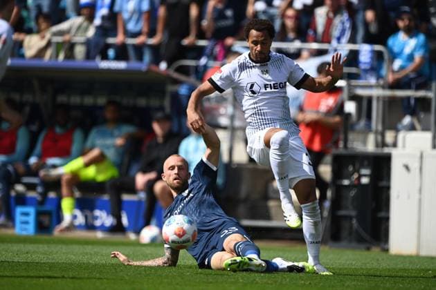 Philipp HOFMANN (BO) gegen Etienne AMENYIDO (MS) Aktion, Zweikampf, Fussball 2. Bundesliga, 4. Spieltag, matchday 4, VfL Bochum (BO) - SC Preussen Muenster (MS) 1-2 am 30.08.2025, Vonovia Ruhrstadion Bochum Deutschland. DFL regulations prohibit any use of photographs as image sequences and or quasi-video Â