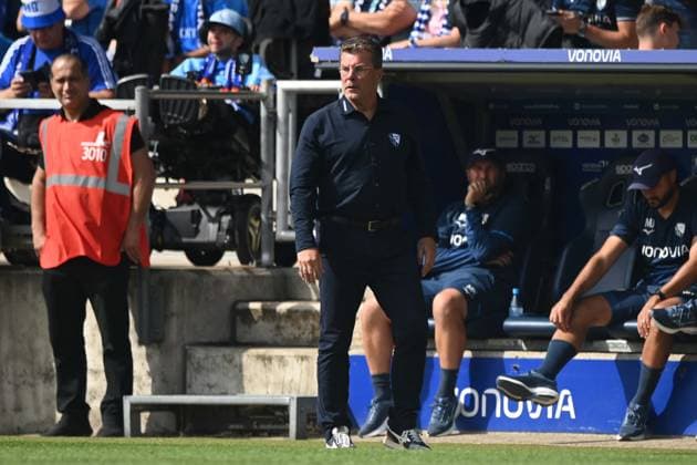 Trainer Dieter HECKING (BO) beobachtet das Spiel Fussball 2. Bundesliga, 4. Spieltag, matchday 4, VfL Bochum (BO) - SC Preussen Muenster (MS) 1-2 am 30.08.2025, Vonovia Ruhrstadion Bochum Deutschland. DFL regulations prohibit any use of photographs as image sequences and or quasi-video Â