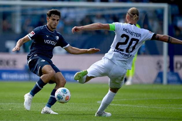 Kjell WAETJEN, W?tjen (BO) gegen Jorrit HENDRIX (MS) Aktion, Zweikampf, Fussball 2. Bundesliga, 4. Spieltag, matchday 4, VfL Bochum (BO) - SC Preussen Muenster (MS) 1-2 am 30.08.2025, Vonovia Ruhrstadion Bochum Deutschland. DFL regulations prohibit any use of photographs as image sequences and or quasi-video Â