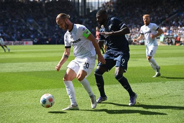 Ibrahim SISSOKO (BO) gegen Jorrit HENDRIX (MS) Aktion, Zweikampf, Fussball 2. Bundesliga, 4. Spieltag, matchday 4, VfL Bochum (BO) - SC Preussen Muenster (MS) 1-2 am 30.08.2025, Vonovia Ruhrstadion Bochum Deutschland. DFL regulations prohibit any use of photographs as image sequences and or quasi-video Â