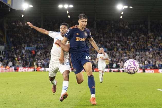 LEEDS, ENGLAND - AUGUST 30: Lewis Miley of Newcastle United (R) and James Justin of Leeds United (L) during a Premier League 2025 26 match between Leeds United and Newcastle United at Elland Road on August 30, 2025 in Leeds, England. (Photo by Richard Callis Sports Press Photo) Copyright: xRichardxCallis SPPx Sportspressphoto_SPR18601