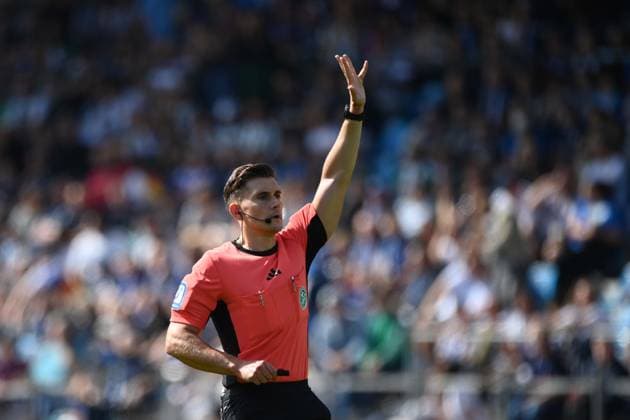 Schiedsrichter Max BURDA Gestik, gestikuliert, Fussball 2. Bundesliga, 4. Spieltag, matchday 4, VfL Bochum (BO) - SC Preussen Muenster (MS) 1-2 am 30.08.2025, Vonovia Ruhrstadion Bochum Deutschland. DFL regulations prohibit any use of photographs as image sequences and or quasi-video Â