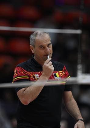 (250831) -- BANGKOK, Aug. 31, 2025 -- Kris Vansnick, head coach of Belgium reacts during the round of 16 match between Poland and Belgium at the Volleyball Women s World Championship, WM, Weltmeisterschaft in Bangkok, Thailand, Aug. 30, 2025. ) (SP)THAILAND-BANGKOK-VOLLEYBALL-WOMEN S WORLD CHAMPIONSHIP-POLAND VS BELGIUM HouxZhaokang 