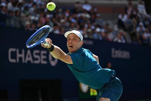 (250831) -- NEW YORK, Aug. 31, 2025 -- Denis Shapovalov of Canada hits a return during the men s singles third round match against Jannik Sinner of Italy at the 2025 US Open tennis championships in New York, the United States, Aug. 30, 2025. ) (SP)U.S.-NEW YORK-TENNIS-US OPEN-MEN S SINGLES-SINNER VS SHAPOVALOV LixRui 
