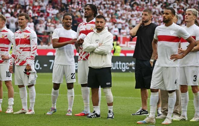 30.08.2025, xmohx, Fussball 1.Bundesliga, VfB Stuttgart - Borussia Mönchengladbach v.l. Verletzte Deniz Undav (schwarze kurze Hose, bandagiertes Knie, Stuttgart) nach dem Schlusspfiff im Kreise der Mannschaft vor dem Fanblock (DFL DFB REGULATIONS PROHIBIT ANY USE OF PHOTOGRAPHS as IMAGE SEQUENCES and or QUASI-VIDEO) Stuttgart *** 30 08 2025, xmohx, Soccer 1 Bundesliga, VfB Stuttgart Borussia Mönchengladbach v l Injured Deniz Undav black shorts, bandaged knee, Stuttgart after the final whistle in the circle of the team in front of the fan block DFL DFB REGULATIONS PROHIBIT ANY USE OF PHOTOGRAPHS as IMAGE SEQUENCES and or QUASI VIDEO Stuttgart
