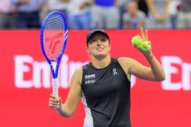 August 30, 2025, Flushing Meadows, New York, USA: Iga Swiatek hits autographed balls to the fans after winning her match against Anna Kalinskaya on Day 7 of the 2025 US Open at USTA Billie Jean King National Tennis Center on Saturday August 30, 2025 in the Flushing neighborhood of the Queens borough of New York City. JAVIER ROJAS PI Flushing Meadows USA - ZUMAp124 20250830_zaa_p124_149 Copyright: xJavierxRojasx