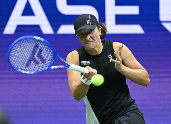 Iga Swiatek of Pol returns a jolly to Anna Kalinskya on Arthur Ashe Stadium on day 7 at the 2025 US Open Tennis Championship at the USTA Billie Jean King National Tennis Center in New York City on Thursday, August 30, 2025.  NYP20250830314 LARRYxMARANO