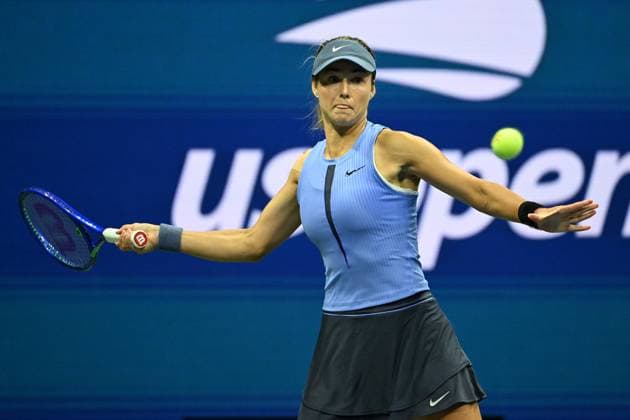 Anna Kalinskya returns a jolly to Iga Swiatek of Pol on Arthur Ashe Stadium on day 7 at the 2025 US Open Tennis Championship at the USTA Billie Jean King National Tennis Center in New York City on Saturday, August 30, 2025.  NYP20250830306 LARRYxMARANO