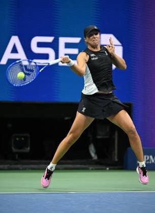 Iga Swiatek of Pol returns a jolly to Anna Kalinskya on Arthur Ashe Stadium on day 7 at the 2025 US Open Tennis Championship at the USTA Billie Jean King National Tennis Center in New York City on Saturday, August 30, 2025.  NYP20250830311 LARRYxMARANO