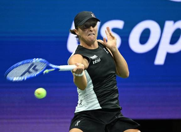 Iga Swiatek of Pol returns a jolly to Anna Kalinskya on Arthur Ashe Stadium on day 7 at the 2025 US Open Tennis Championship at the USTA Billie Jean King National Tennis Center in New York City on Saturday, August 30, 2025.  NYP20250830312 LARRYxMARANO