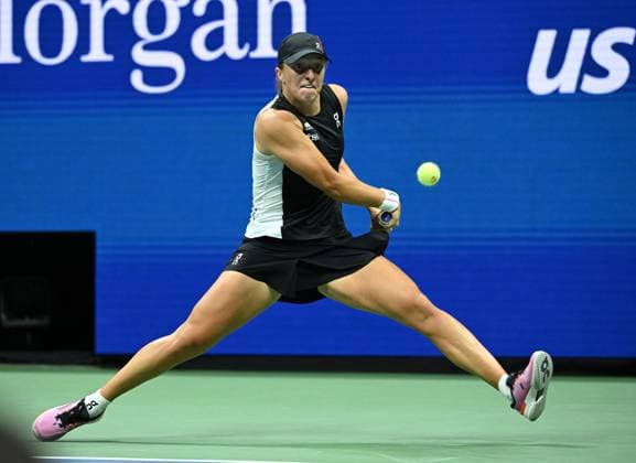 Iga Swiatek of Pol returns a jolly to Anna Kalinskya on Arthur Ashe Stadium on day 7 at the 2025 US Open Tennis Championship at the USTA Billie Jean King National Tennis Center in New York City on Saturday, August 30, 2025.  NYP20250830316 LARRYxMARANO